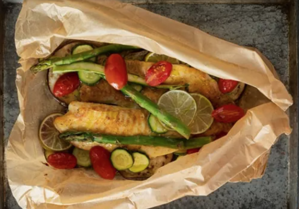 merluza en papillote con arroz rojo con calabaza champiñones y nueces